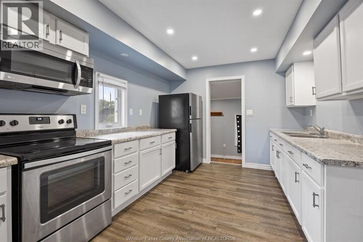 Property Photo:  817 Chatham Street East  ON N9A 2X8 
