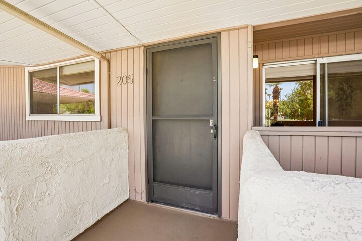 Property Photo:  550 N Villa Court 205  CA 92262 