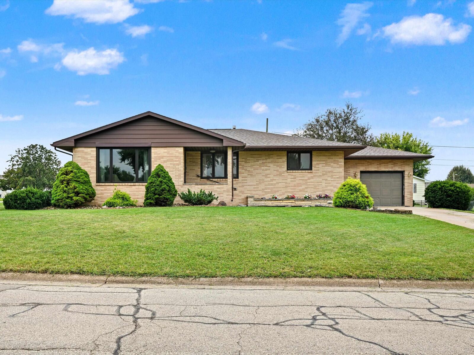 Property Photo:  727 SE 10th Avenue  IA 52040 