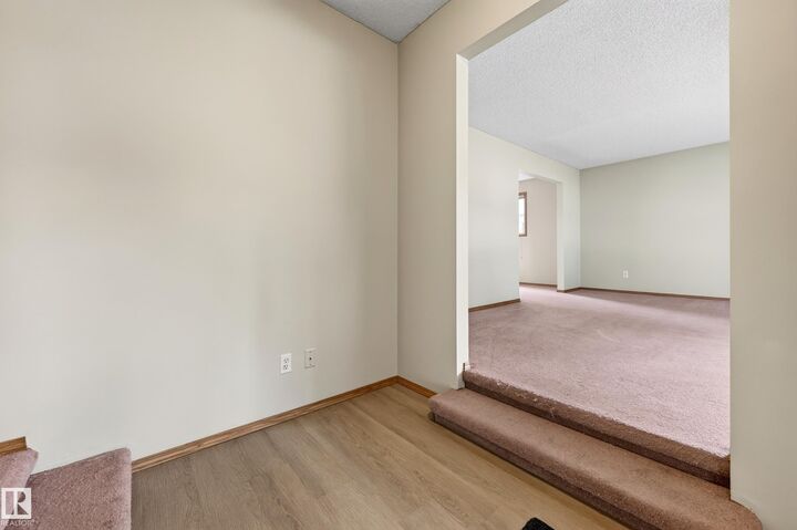 Property Photo: 5 Melrose Crescent AB T8A 3T9