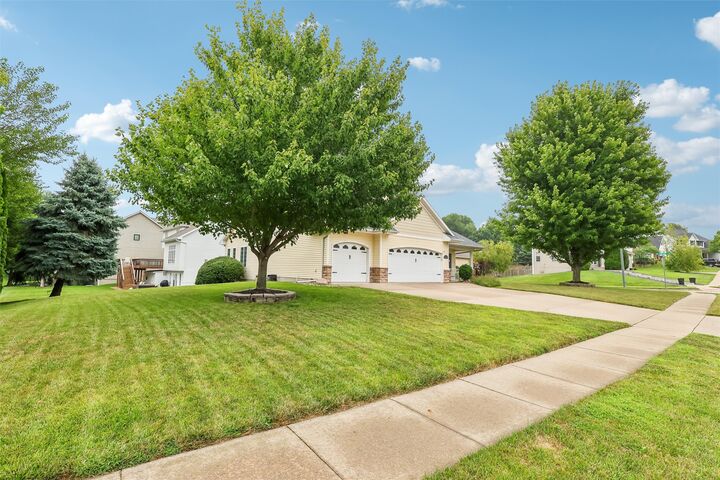 Property Photo:  1055 SE Brentwood Drive  IA 50263 