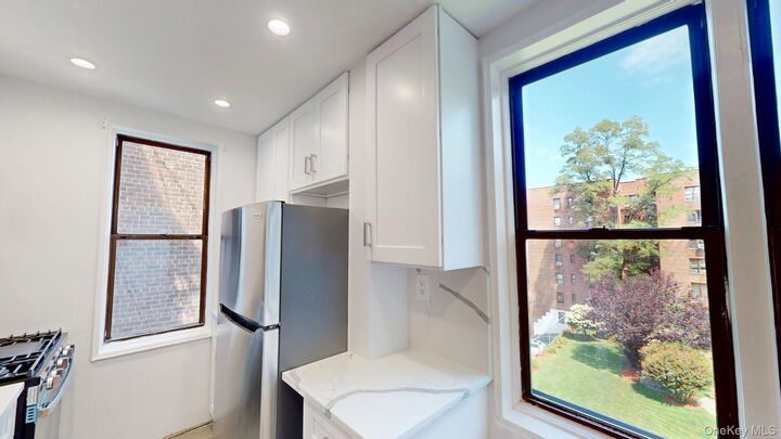 Property Photo:  650 Warburton Avenue 5D  NY 10701 