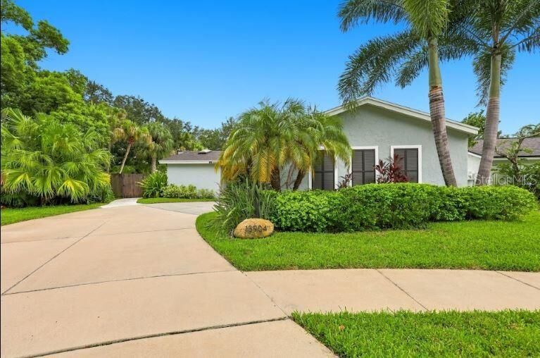 Property Photo: 13904 Hayward Place FL 33618