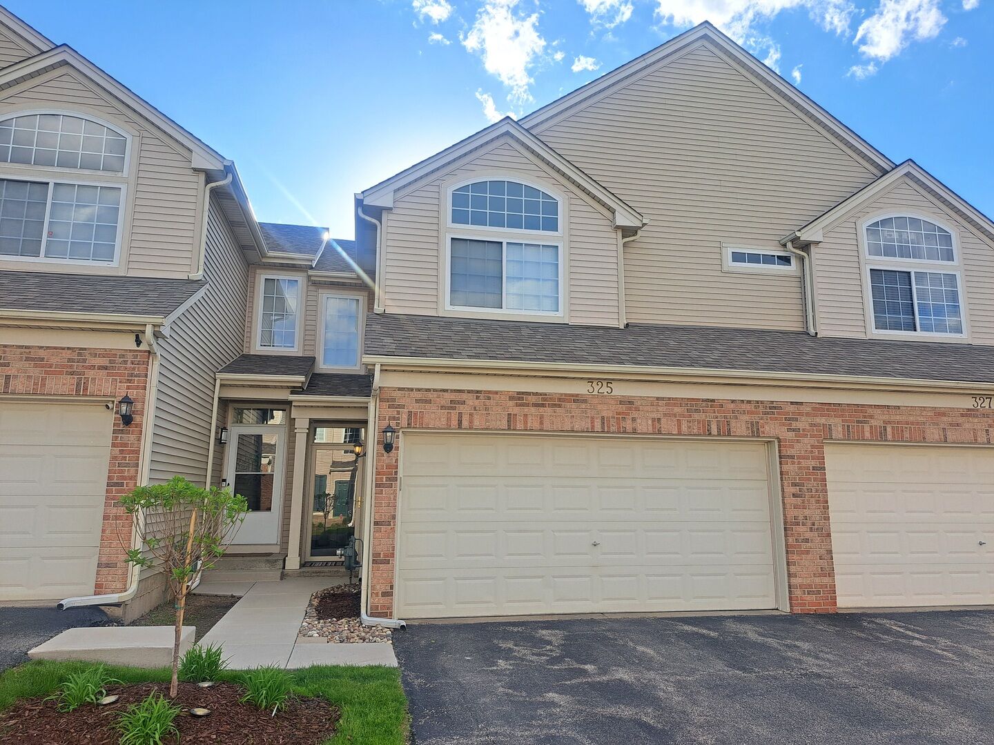 Property Photo:  325 N Patriot Drive  IL 60030 