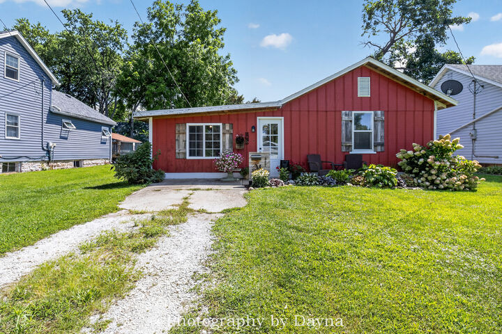 Property Photo:  527 Water Street  IL 60954 
