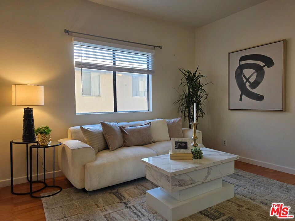 Property Photo:  431 S Kingsley Drive 205  CA 90020 