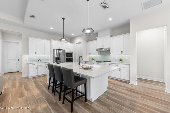 Property Photo: 170 Pasarela Drive FL 32095
