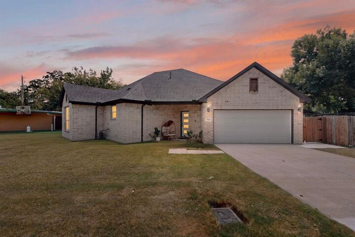 Property Photo: 909 Marcellus Court TX 76011