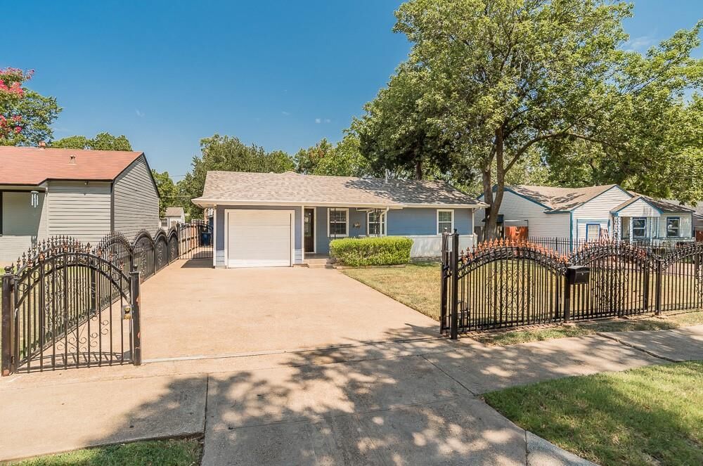 Property Photo: 3039 Grayson Drive TX 75224
