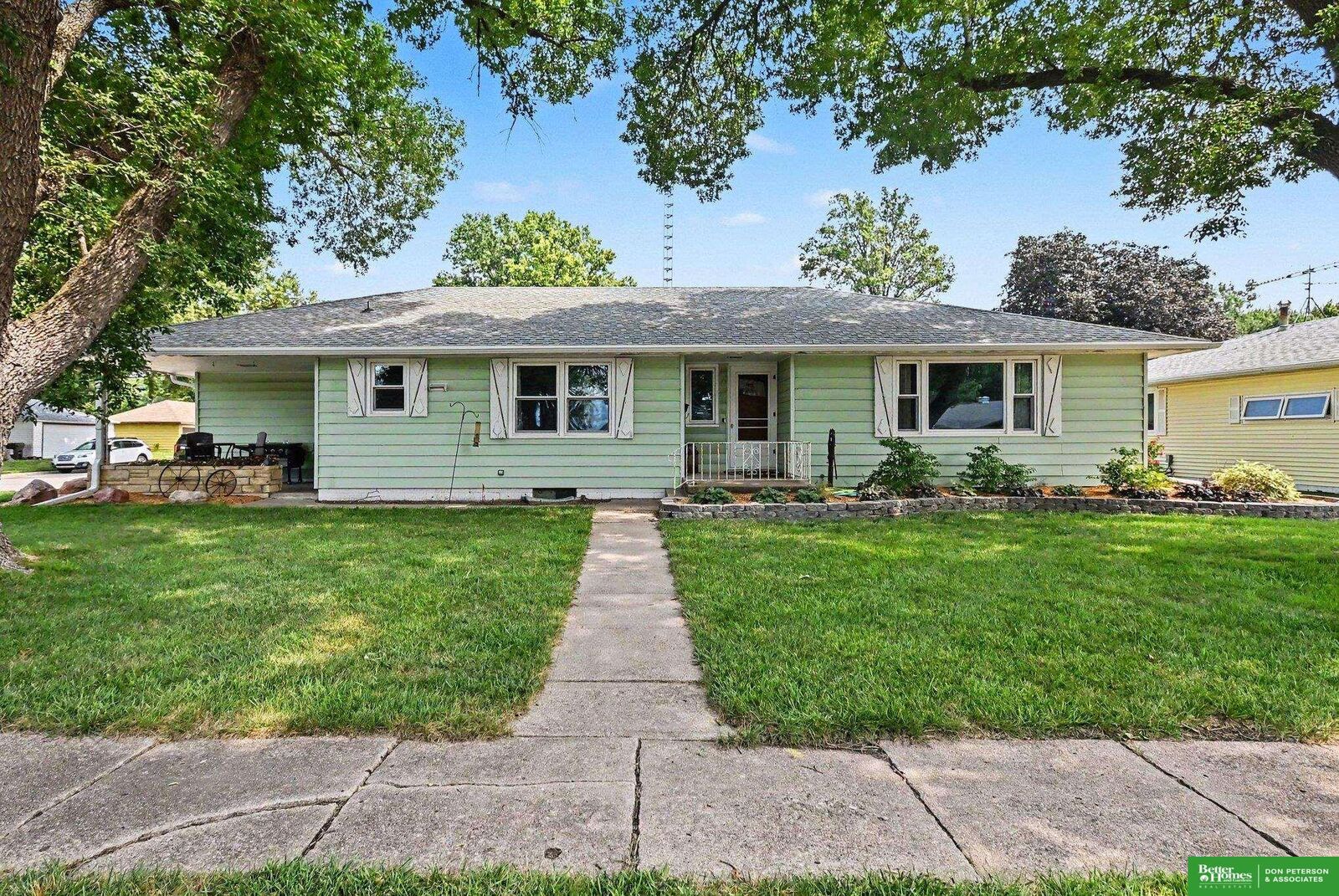 Property Photo: 1290 N 4th Street NE 68632