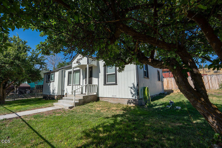 Property Photo:  1804 Laurel Street  OR 97601 