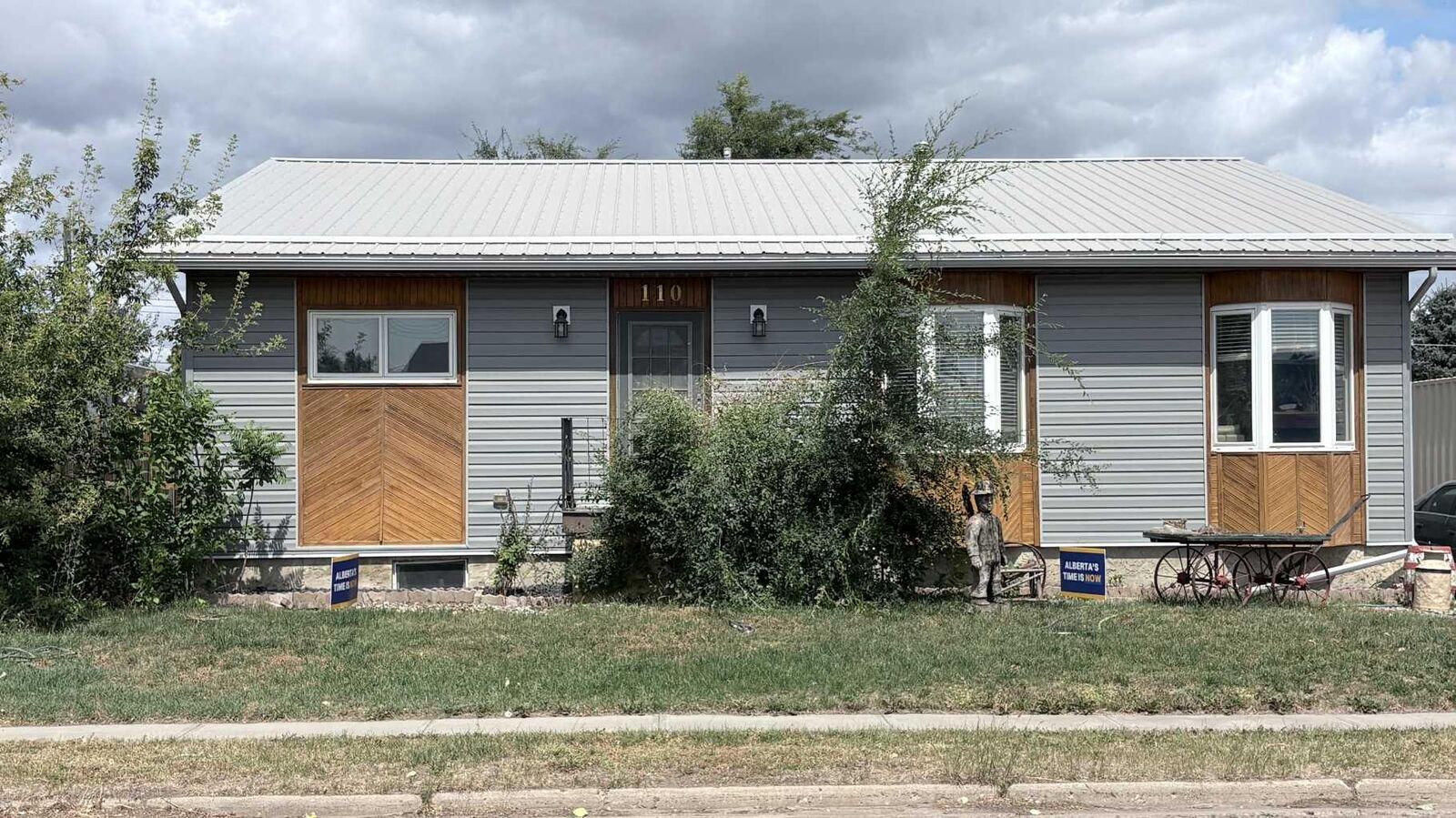 Property Photo:  110 4 Avenue W  AB T0K 0G0 
