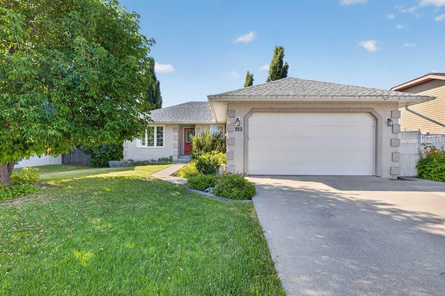 Property Photo:  223 10 Avenue NE  AB T0M 1X0 