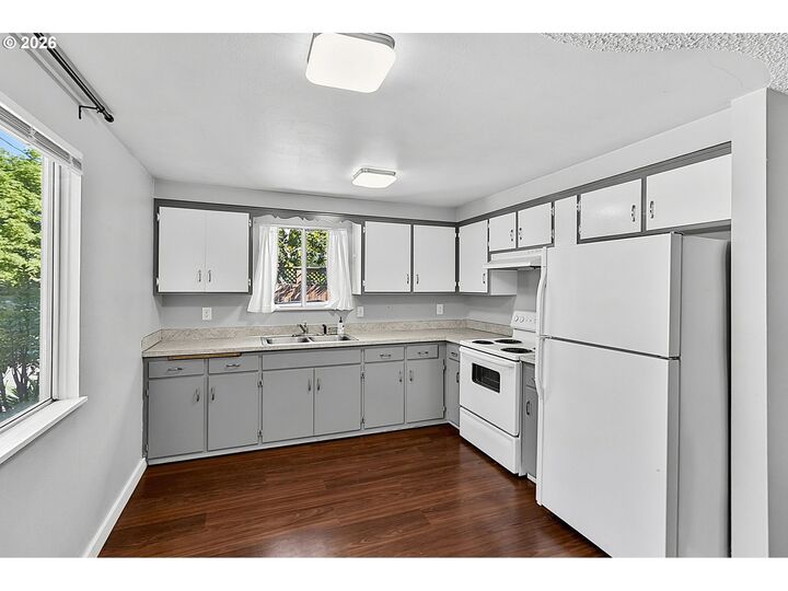 Property Photo:  945 Madison St  OR 97402 