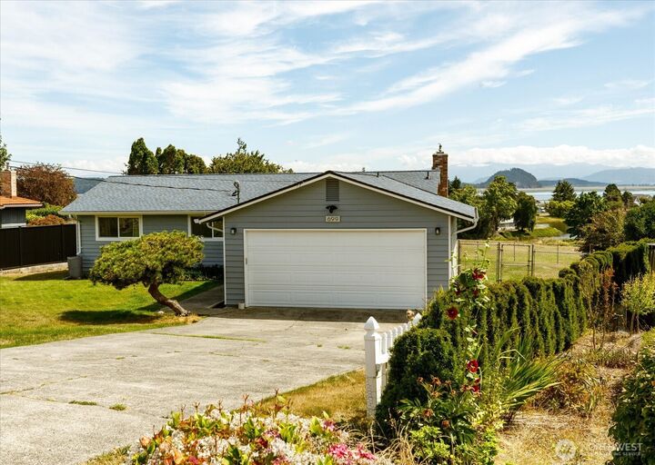Property Photo: 699 Maplewood Loop WA 98277