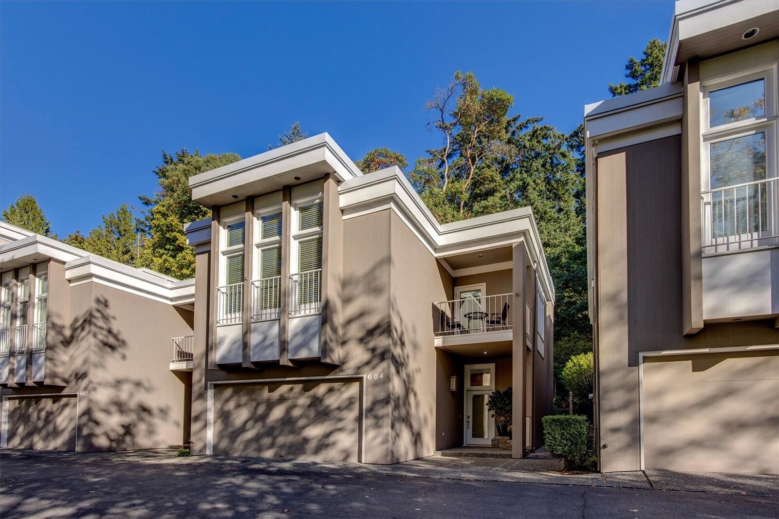 Property Photo:  604  Bellevue Way SE  WA 98004 