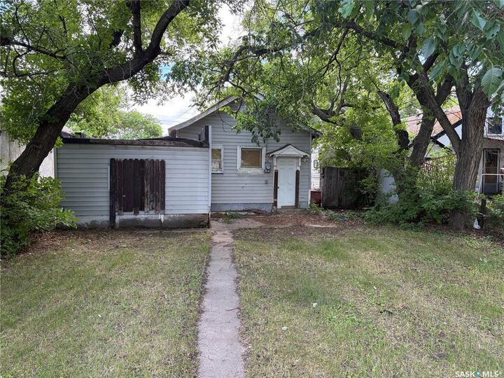 Property Photo:  115 L Avenue S  SK S7M 2G9 
