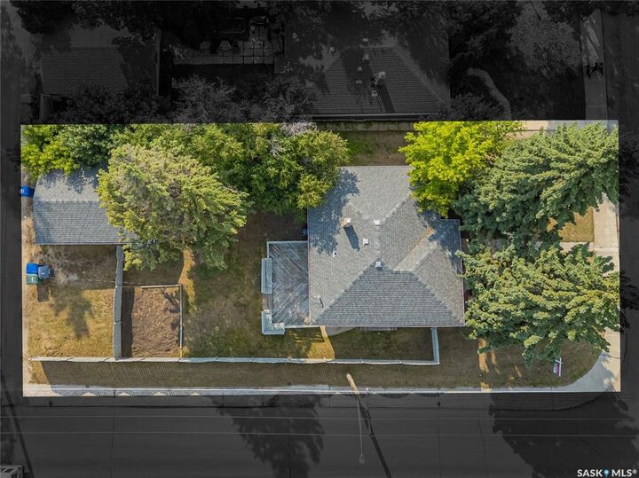 Property Photo:  928 1st Street E  SK S7H 1T3 