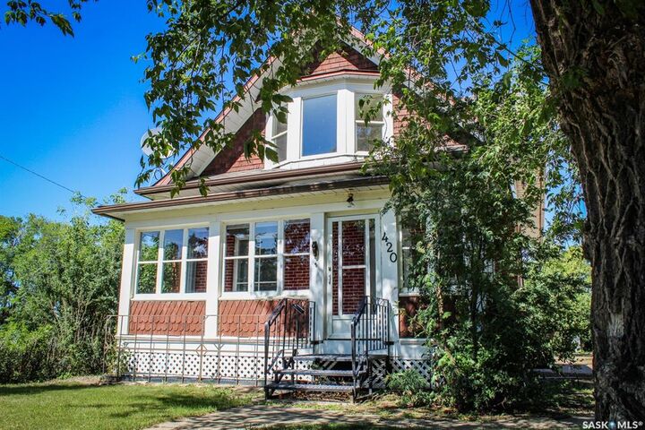 Property Photo:  420 Burrows Avenue W  SK S0E 1A0 
