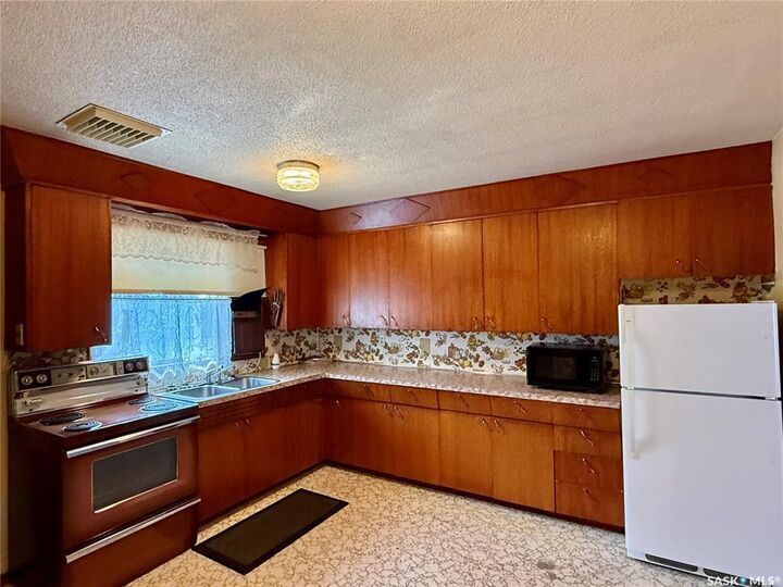 Property Photo:  2921 23rd Street W  SK S7L 0B4 