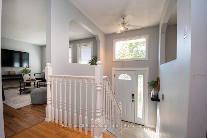 Property Photo: 4 Daniel Court ON K9V 4Z9