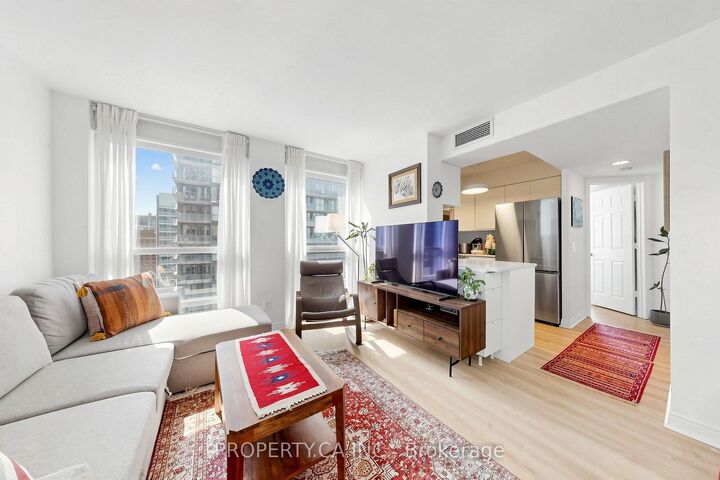 Property Photo:  763 Bay Street 1812  ON M5G 2R3 