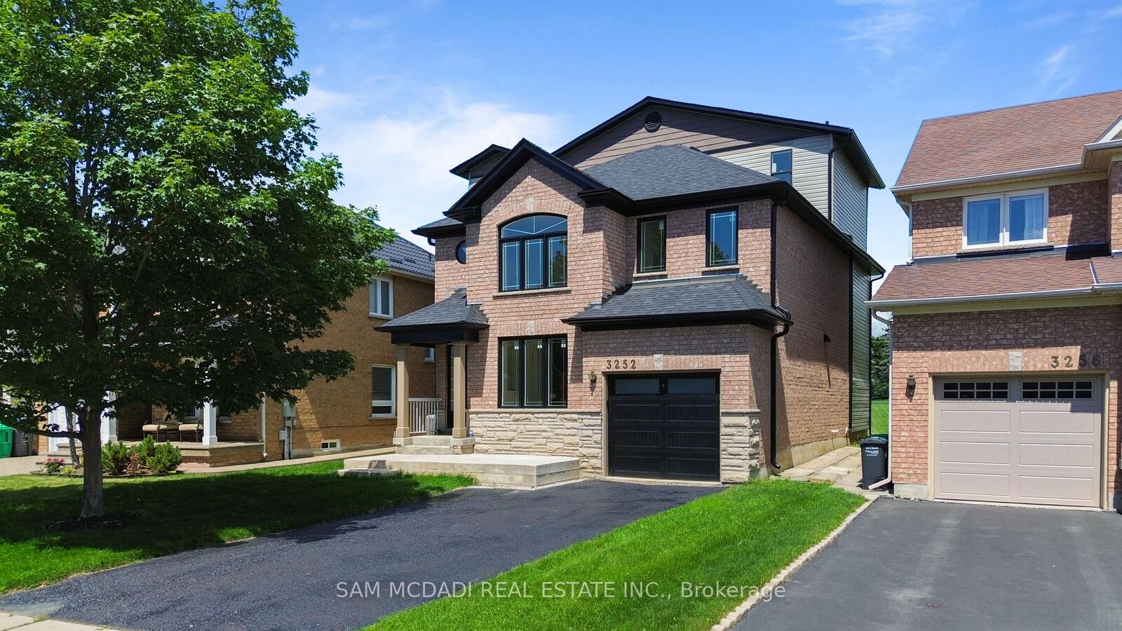 Property Photo: 3252 Hunters Glen ON L5N 8M3