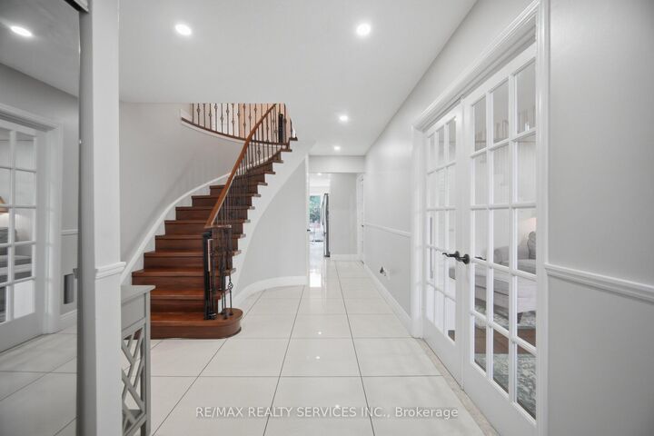 Property Photo: 8 Paramount Place ON L6Y 2T3