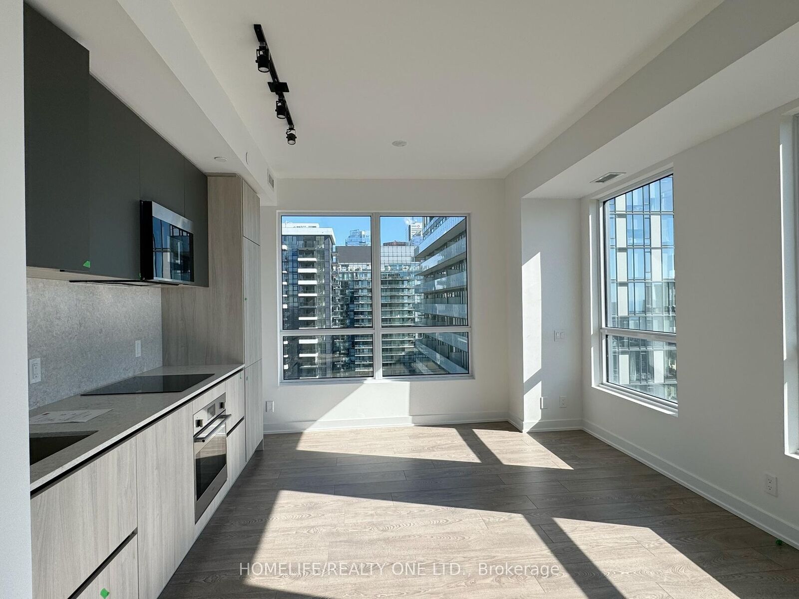 Property Photo:  108 Peter Street 4106  ON M5V 2G7 