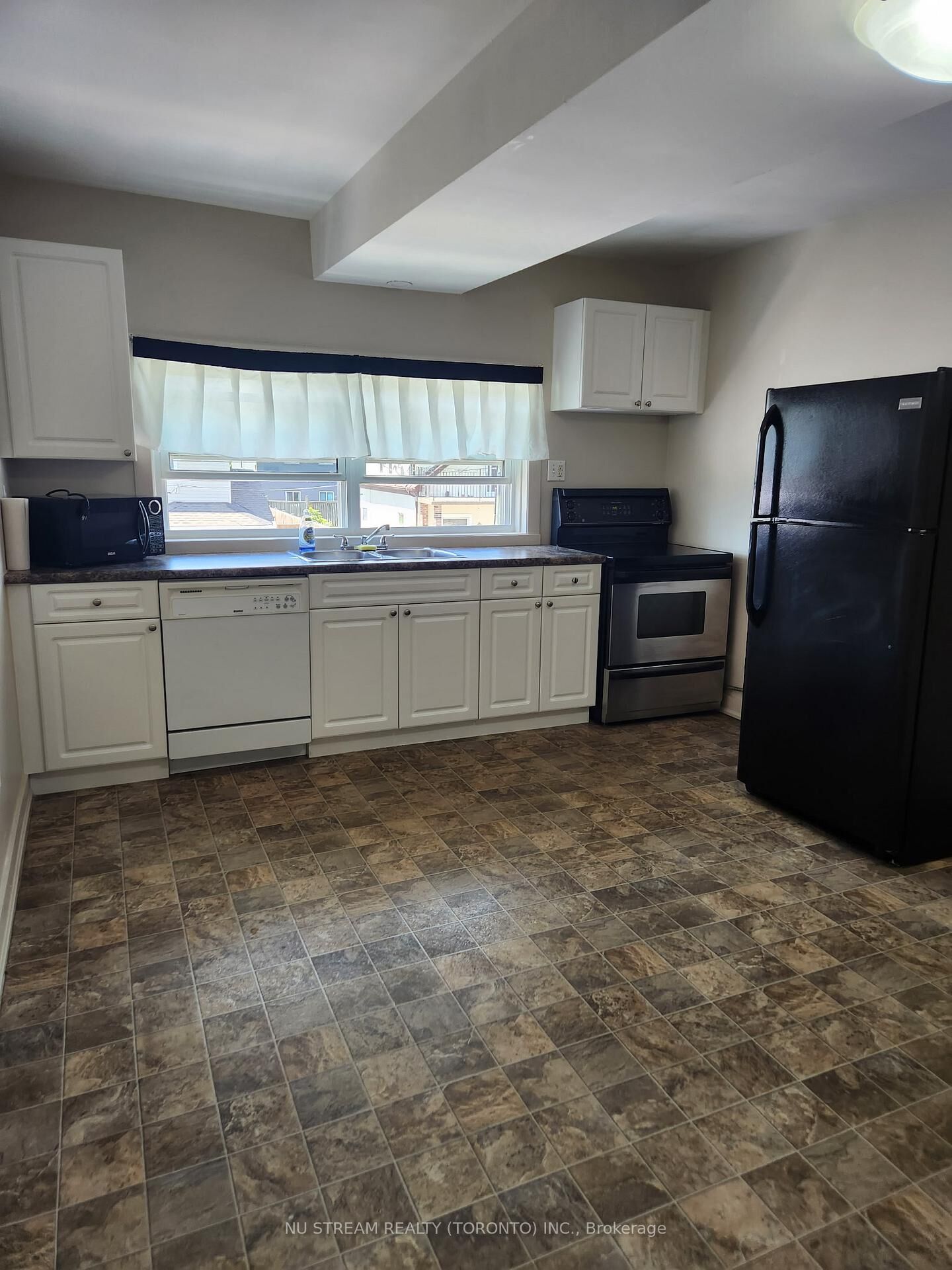 Property Photo:  5696 Buchanan Avenue Upper  ON L2G 3V1 