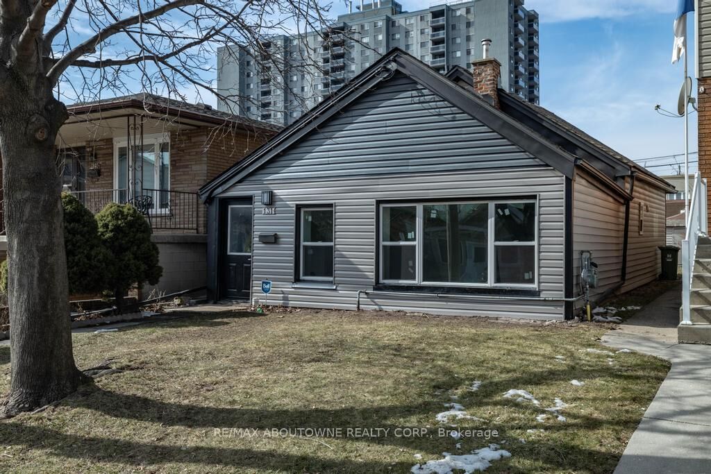 Property Photo:  131 West Avenue N  ON L8L 5C4 