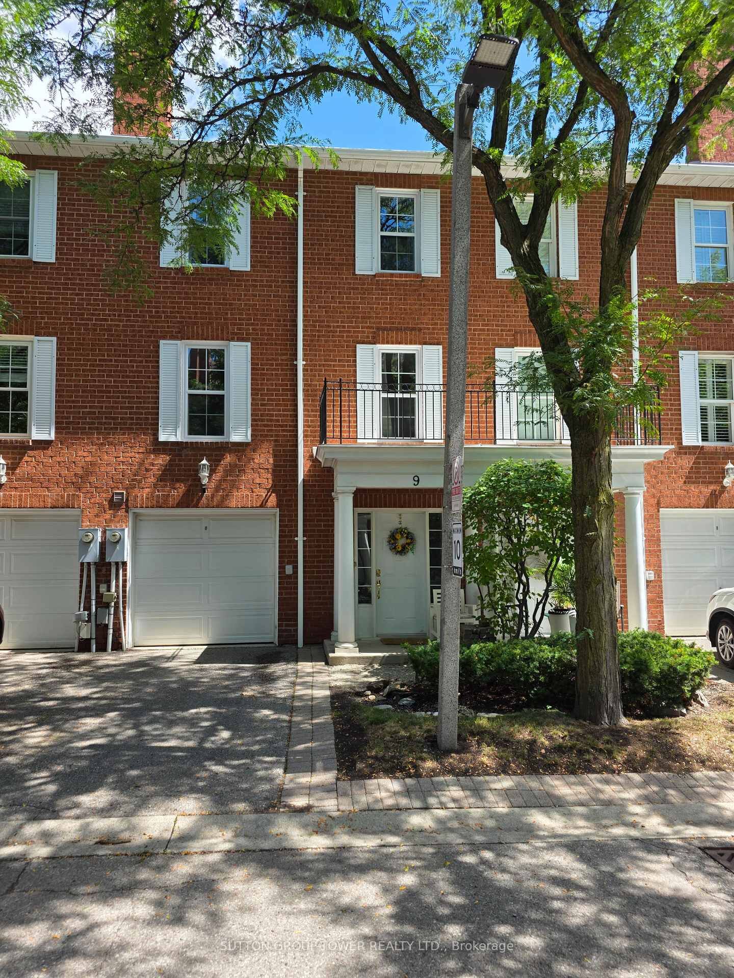 Property Photo: 9 Stornwood Court 9 ON L6W 4H5