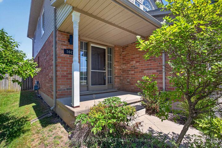 1647 Bayswater Crescent — photo 1