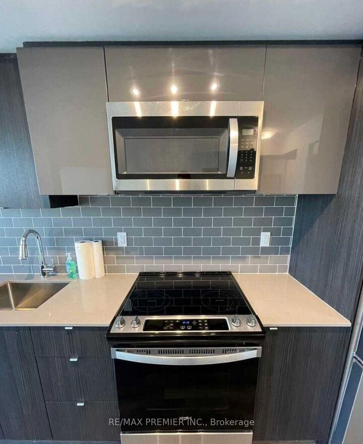 Property Photo:  1461 Lawrence Avenue W 1508  ON M6L 0A6 