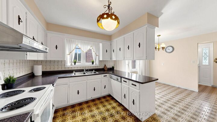 Property Photo:  20 Torrens Avenue  ON M4K 2H8 