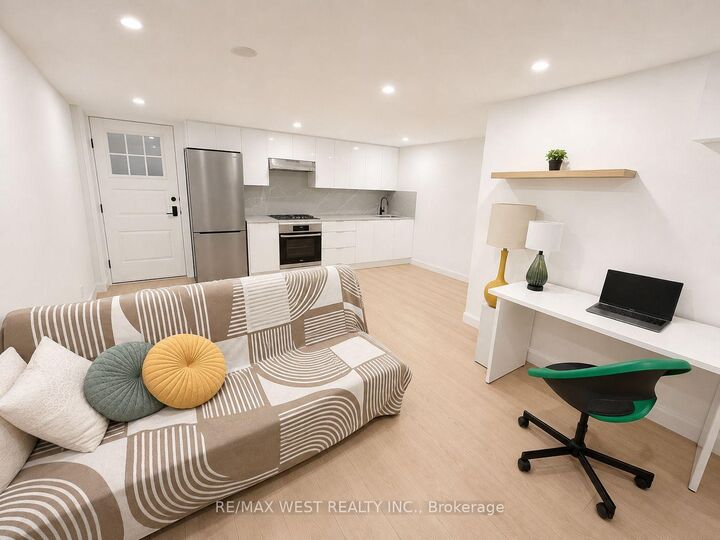 Property Photo:  202 Perth Avenue 5  ON M6P 3X8 