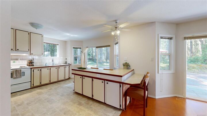 Property Photo: 980 Coats Dr BC V0R 1X3