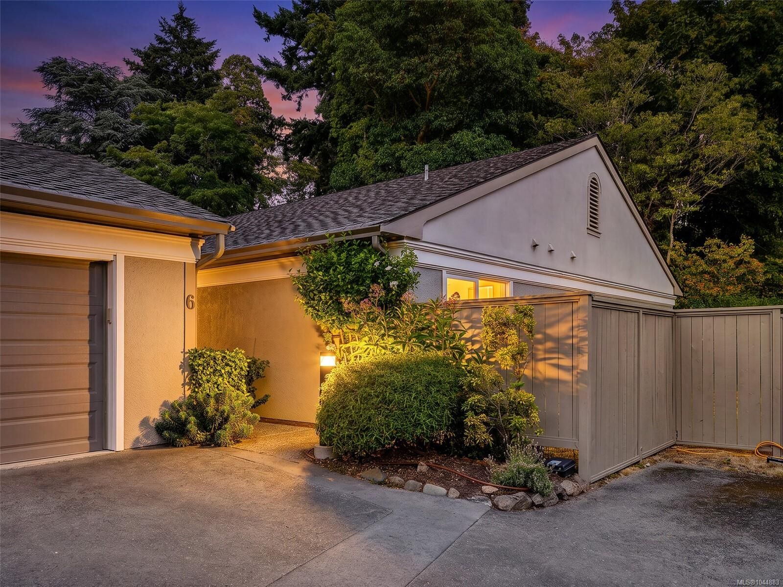 Property Photo:  735 Moss St #6  BC V8V 4N9 