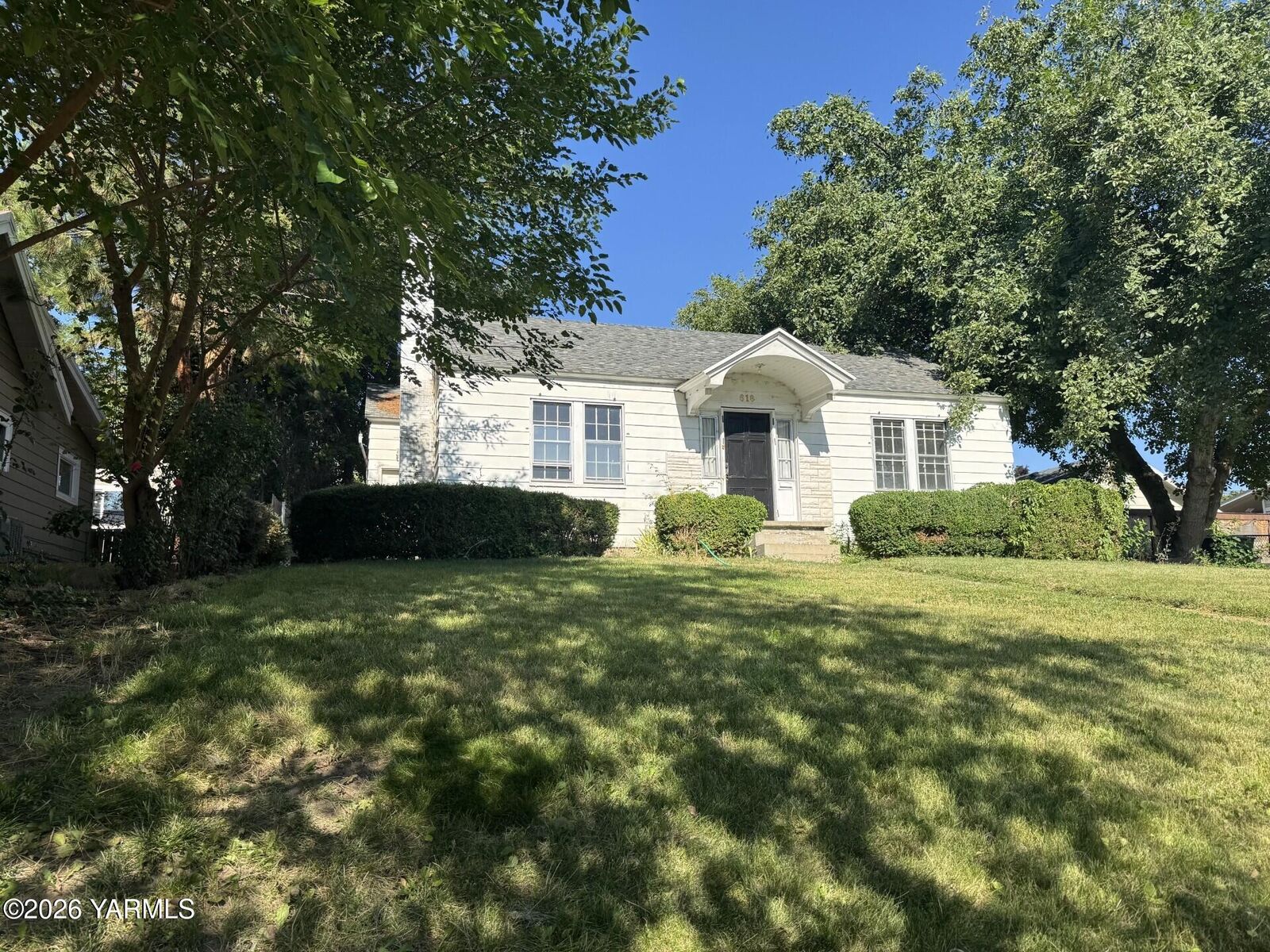 Property Photo: 618 S 17th Ave WA 98902
