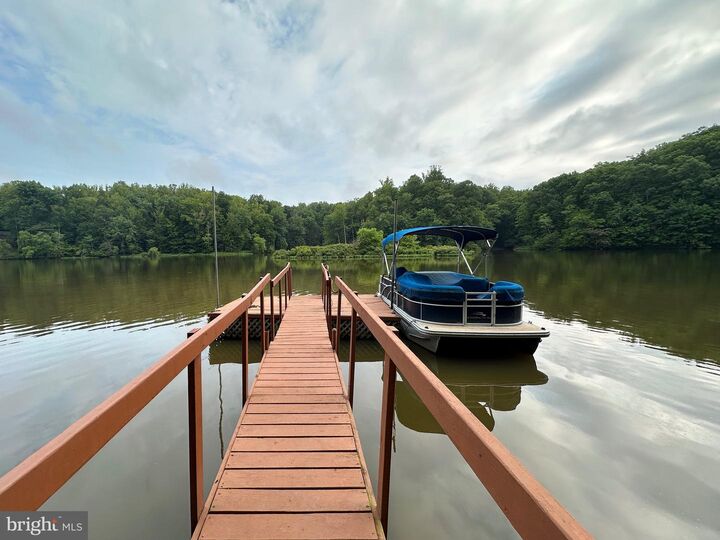 Property Photo:  6110 Turkey Run Court  VA 20112 