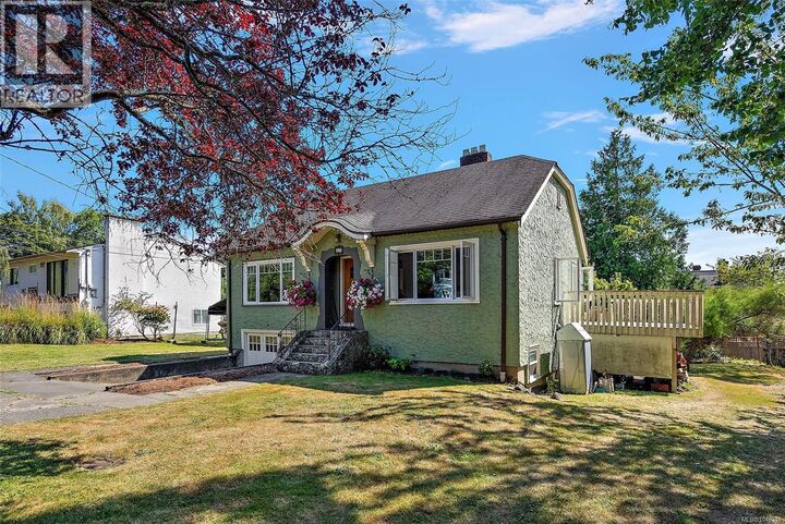 Property Photo:  81 Logan Avenue  BC V9A 1H4 