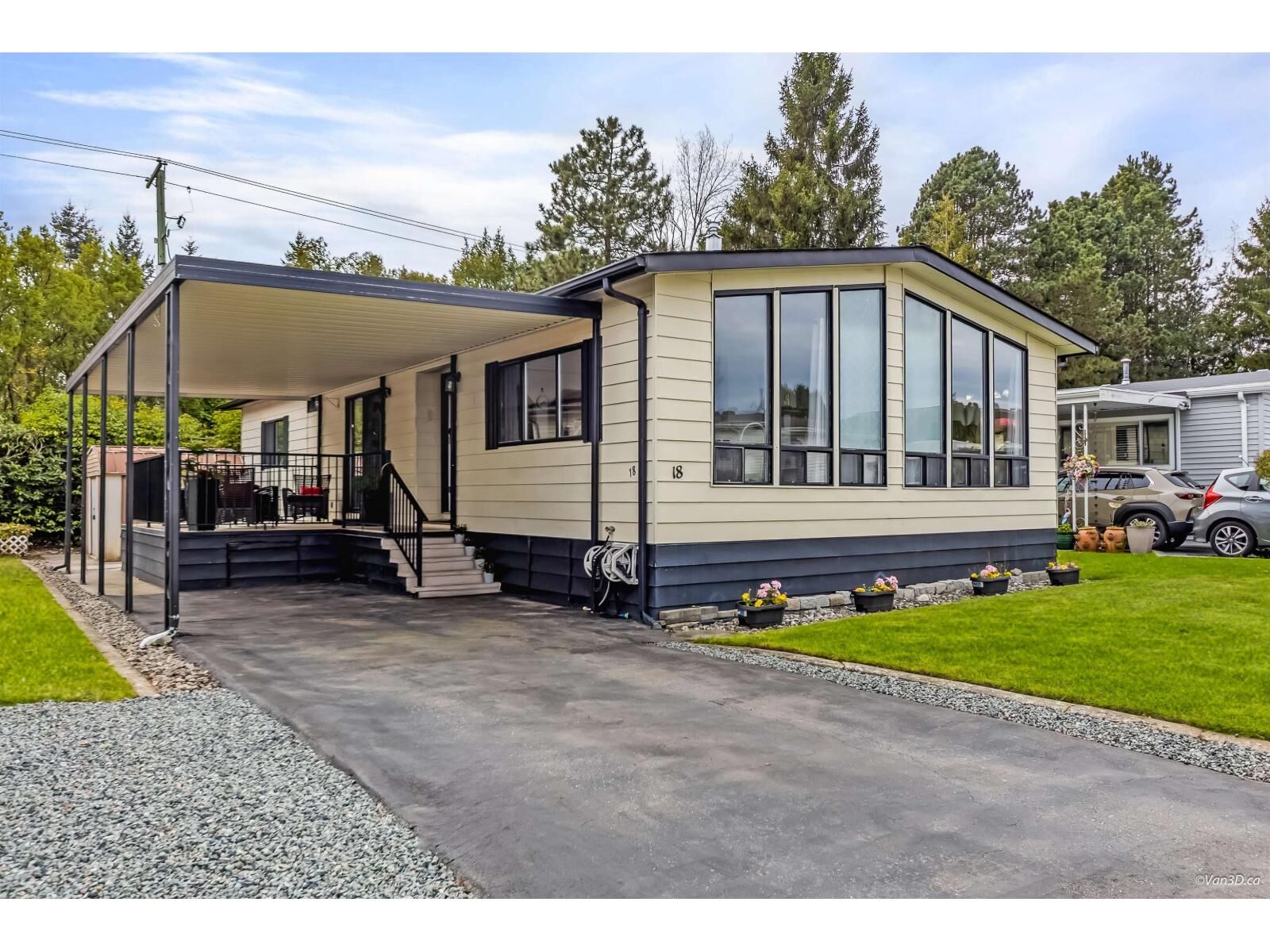 Property Photo:  2120 King George Boulevard 18  BC V4A 6Y8 