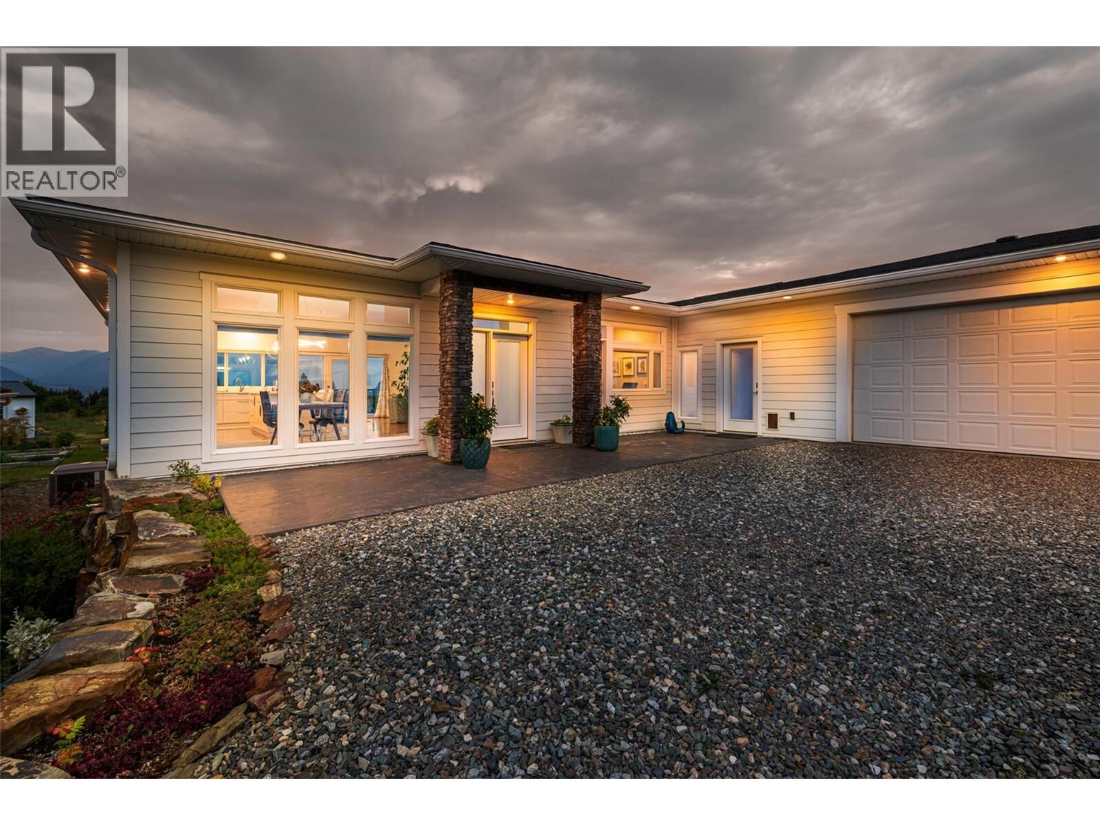 Property Photo: 717 25th Avenue South BC V0B 1G1