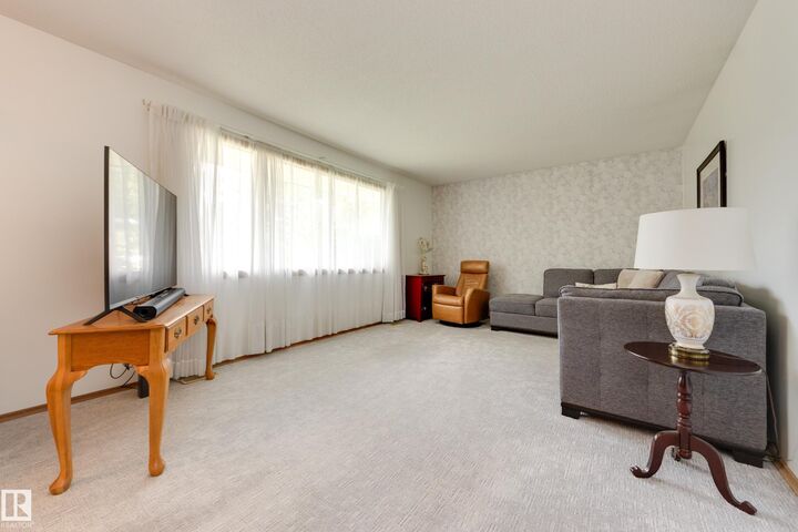 Property Photo: 7 Strathcona Place AB T8A 1G1