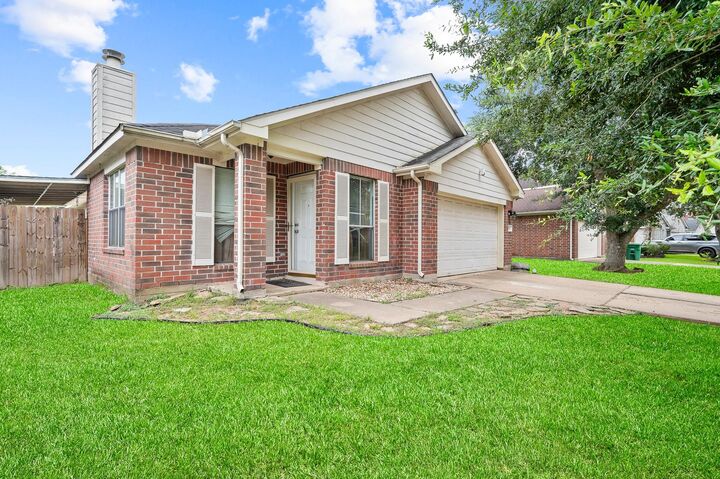 Property Photo:  7427 Briargate Drive  TX 77489 