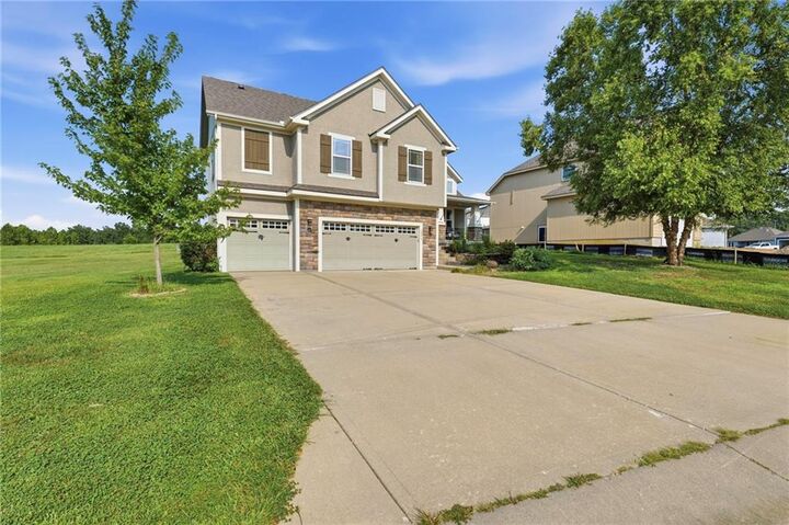 Property Photo: 13317 Davis Avenue KS 66012