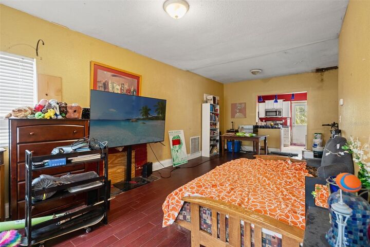 Property Photo: 509 W Paris Street FL 33604
