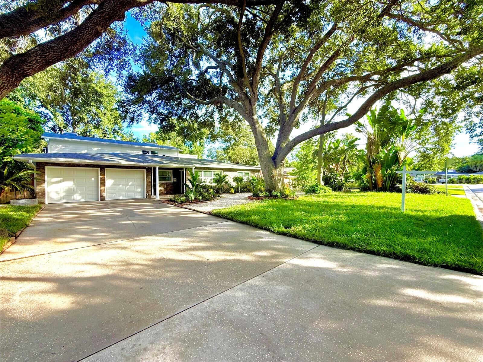 Property Photo: 1557 Robinson Drive N FL 33710