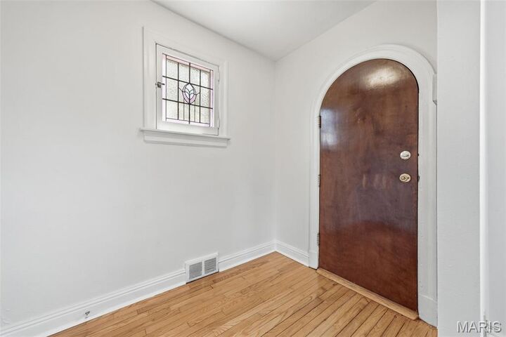 Property Photo:  2 S Dellwood Avenue  MO 63135 