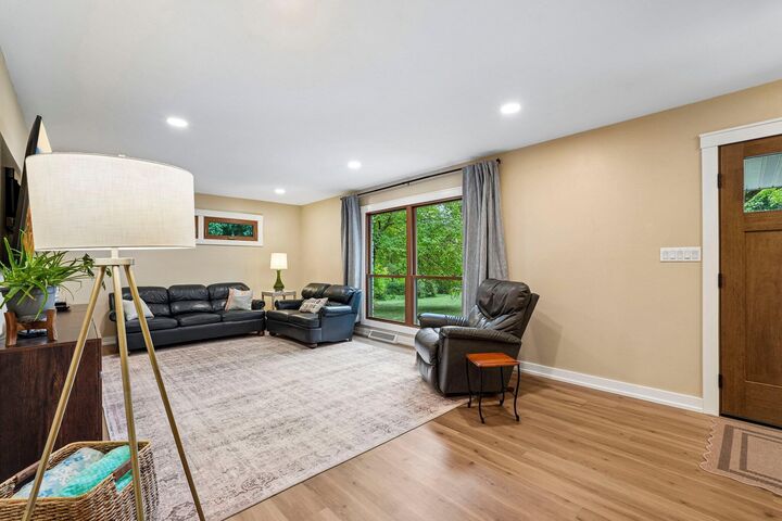 Property Photo:  1389 Glenbrook Dr  WI 53012 